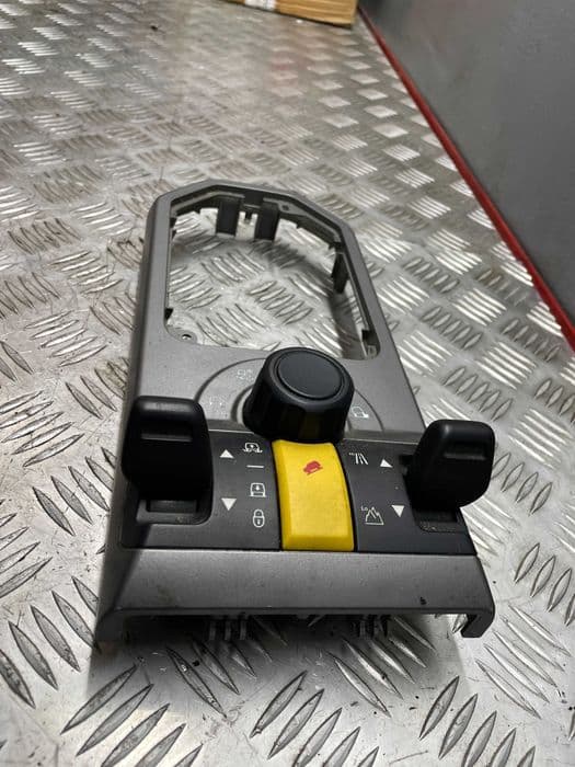 Przełącznik Zawieszenia Panel Land Rover Discovery III 2,7TDV6