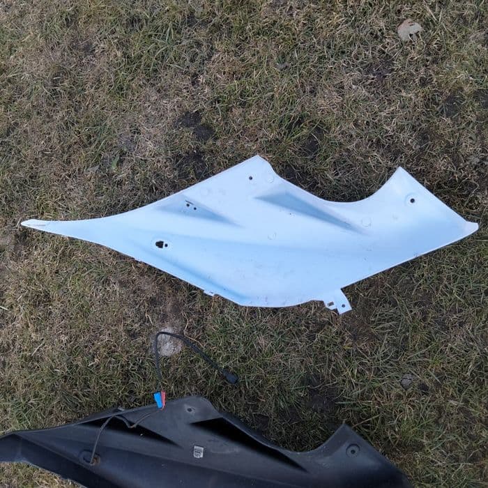 Yamaha yzf r125, 08-19 pazur lewy  mocowanie kierunku owiewkA plastik