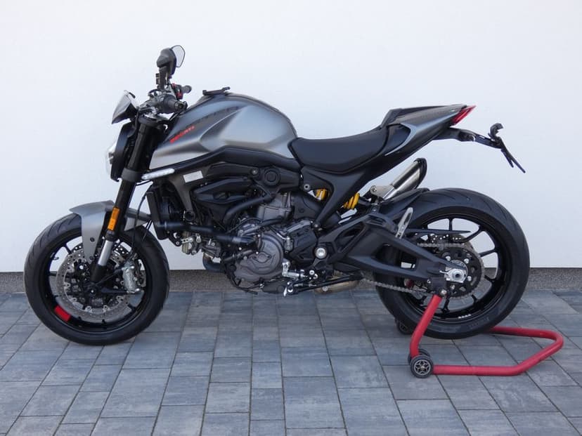 Ducati Monster 937 z 2022 roku - bardzo ładny z dodatkami