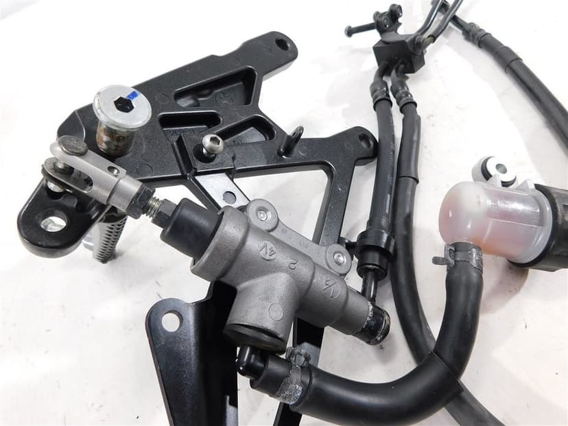 SET PODNÓŻEK PRAWY PRZÓD YAMAHA YZF-R1M RN32 15-20 U-11 2CR274430000