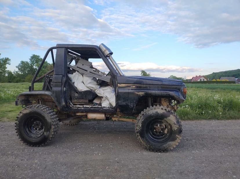 Toyota Land Cruiser LJ 70 nie skończona przeprawówka .