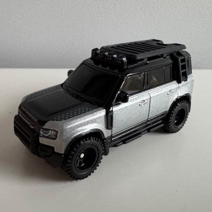 Hot Wheels Premium 1:64 2023 LAND ROVER DEFENDER 110 - LUZ