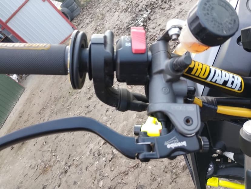 Yamaha MT 07 fluo akrapovic