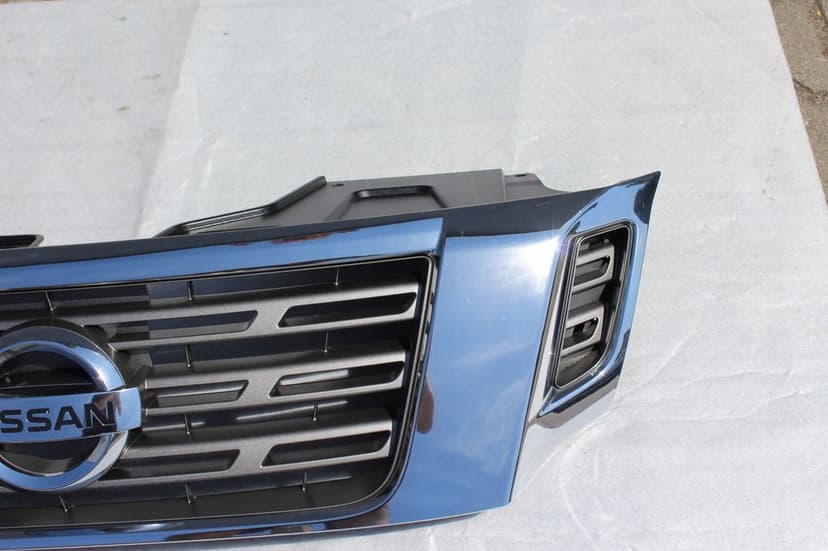 nissan navara np300 grill atrapa 623105jt0a