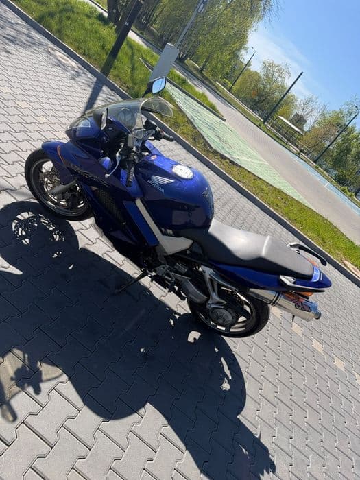 Honda VFR 800 VTEC RC46 / super stan / niebieskie malowanie