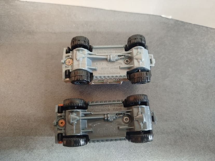 Hot Wheels '15 Land Rover Defender Double Cab FJV45 zestaw 2 pojazdów