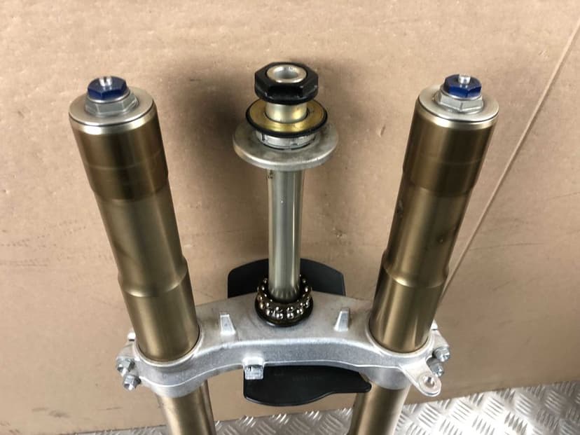 Suzuki GSX-R 600 700 K6 K7 Lagi Laga Lewa Prawa Ośka Półka Dolna 2007