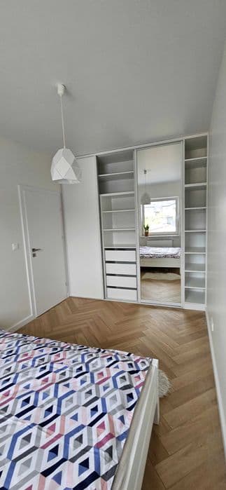 Mieszkanie z parkingiem: salon z kuchnią i pokój. Loretańska