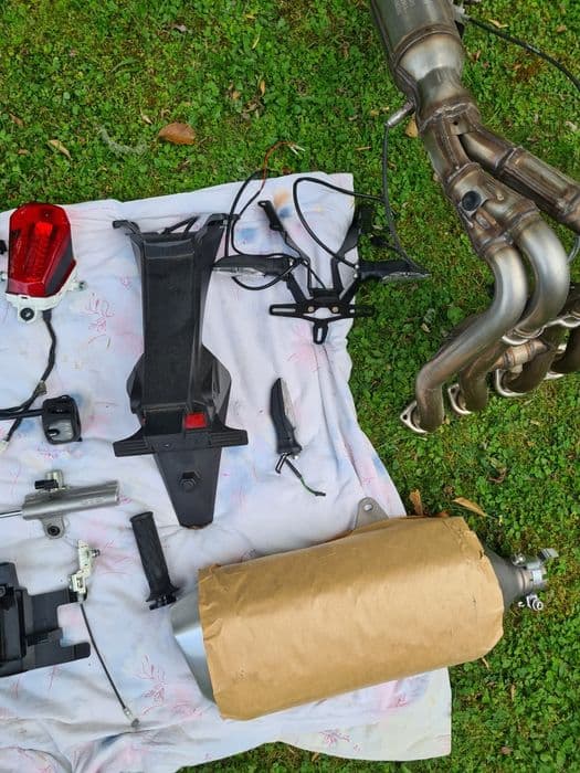 Suzuki GSXR 1000 L7 części, wydech, siedzenie, przełącznik