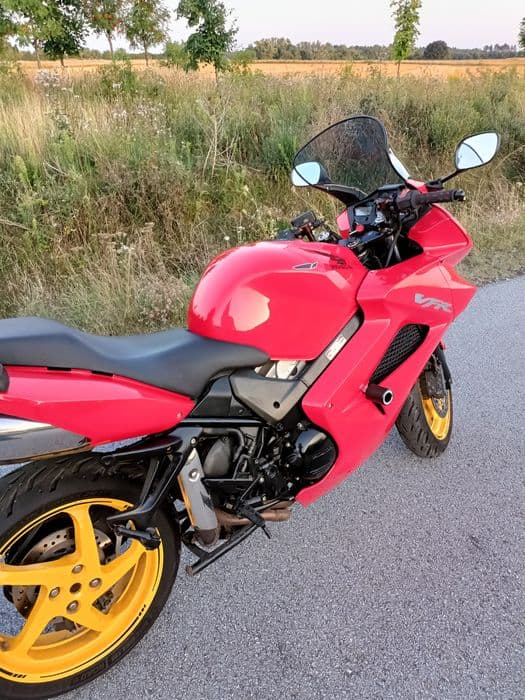 Honda VFR800 V-Tec z małym przebiegiem.