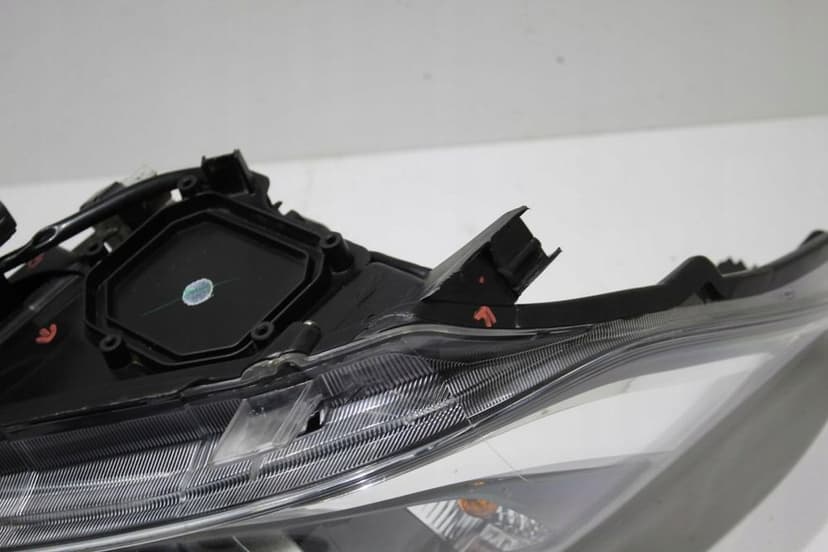 toyota hilux viii lampa przód przednia led prawa 15r+