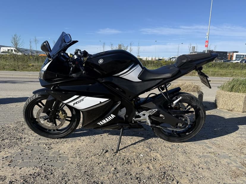 YAMAHA YZF-R125 / Świetny Stan! / Bardzo Zadbana! / Doinwestowana! / Świeżo po serwisie! / kat.B