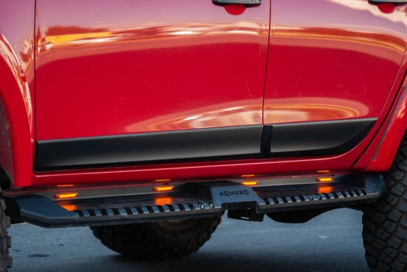 Stopnie boczne progi stalowe model X Toyota Hilux 2005-2015