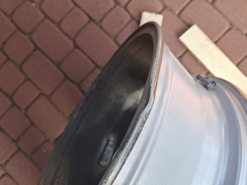 Felgi OEM Jeep Wrangler jedna uszkodzona