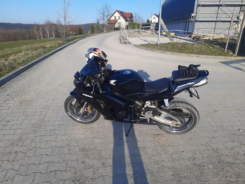 Honda cbr 600rr   .