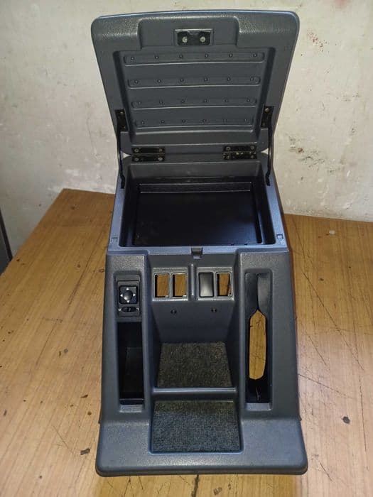 Nissan Patrol Y60 podłokietnik szary lub brązowy