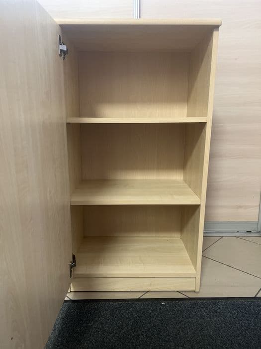 Szafka z trzema półkami