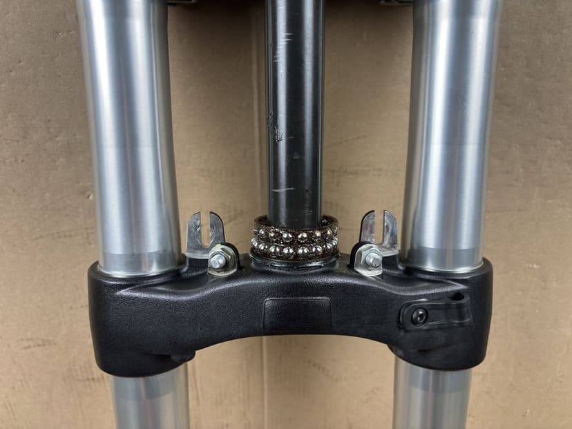 Ducati Monster 821 Zawieszenie Przód Lagi Laga Prawa Lewa Półki Ośka