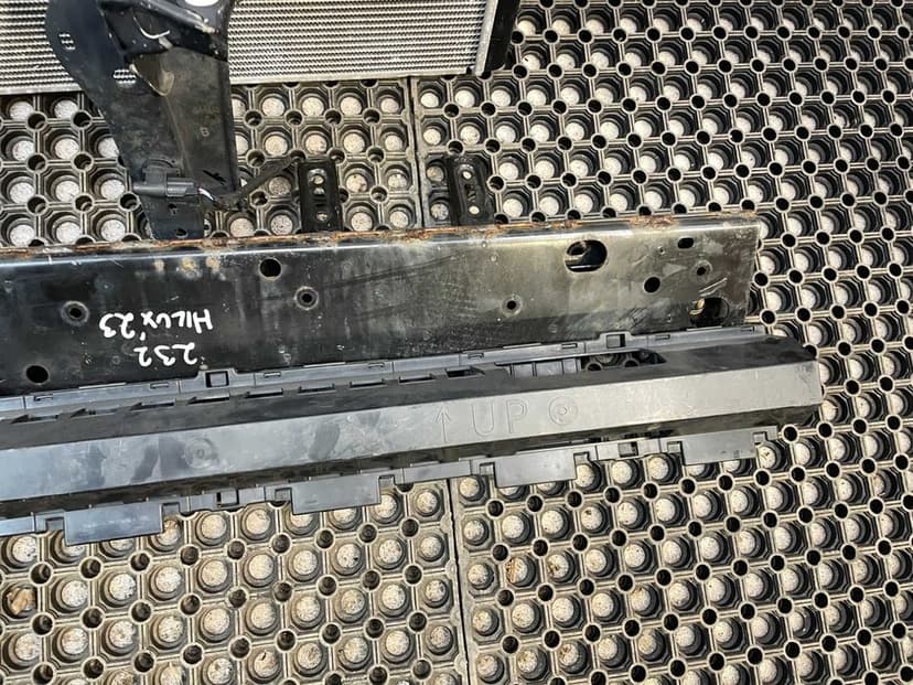 Pas przedni wzmocnienie chłodnice Toyota Hilux VIII 2.4D LIFT 2020-