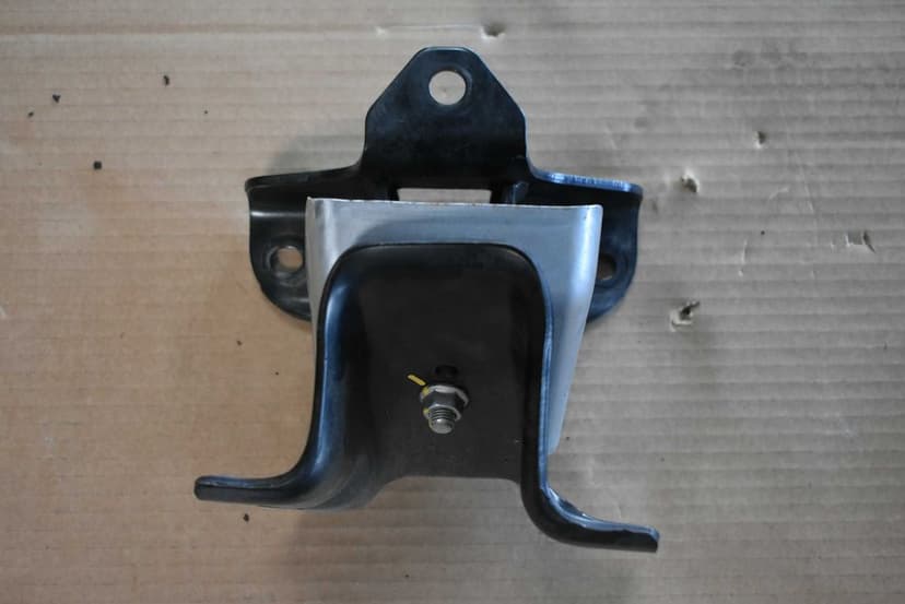 Suzuki Jimny 2019- IV 1.5 łapa silnika poduszka silnika