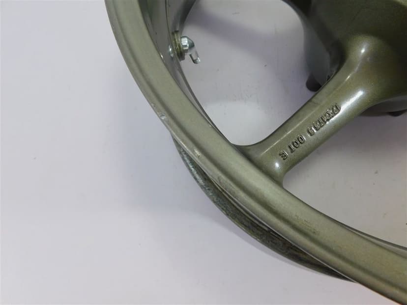 FELGA KOŁO TYŁ TRIUMPH DAYTONA 675 06-08 LEKKO BIJE T2010506
