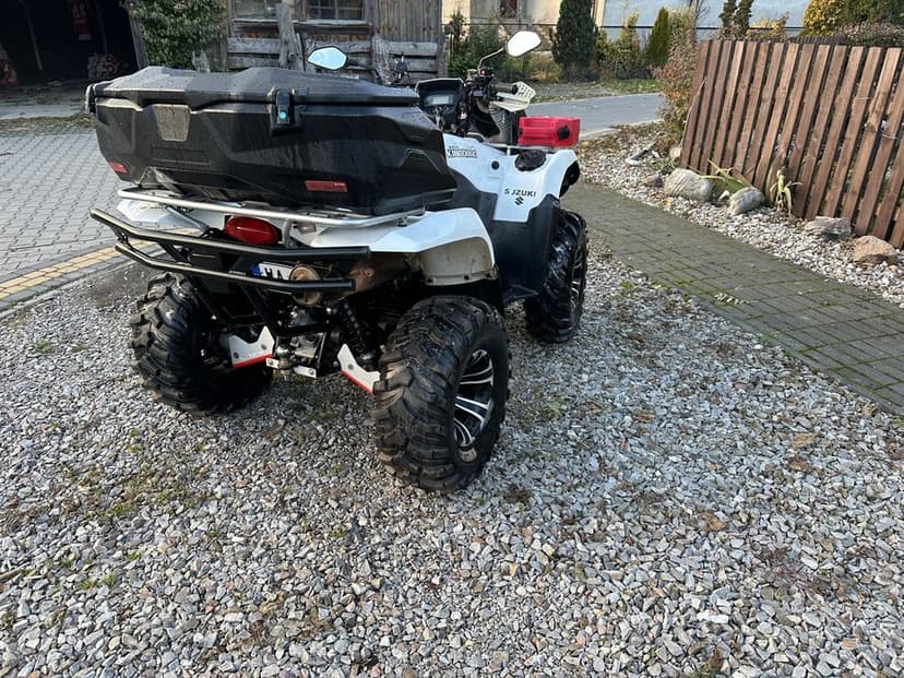 Quad Suzuki Kingquad LTA 750 z plugiem do sniegu