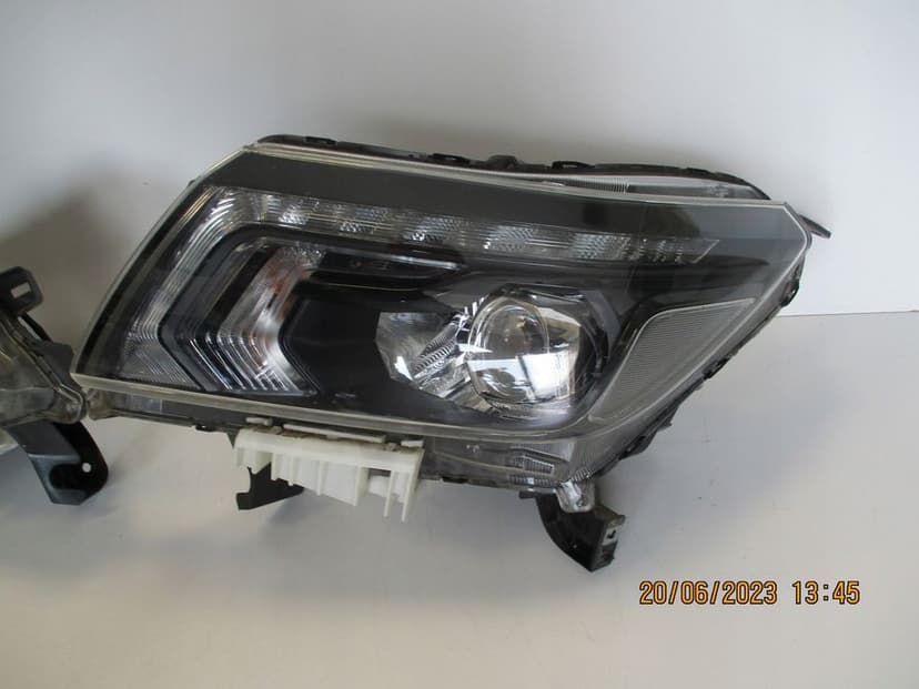 Lampa BI-XENON Nissan Navara PRAWA
