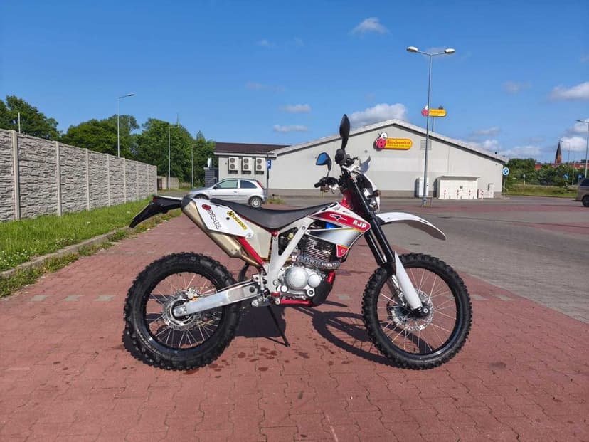motocykl AJP PR4