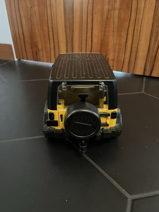 Bruder jeep wrangler rubicon żółty