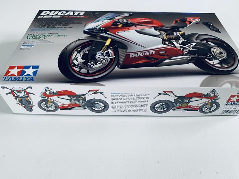 Motor Ducati 1199 Panigale s tricolore model Tamiya 14132