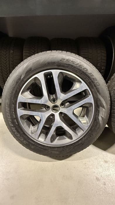 Zestaw felg z oponami Pirelii All Season 255/60/20 Land Rover Defender