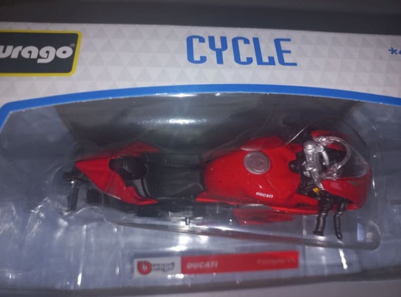 Bburago motor Ducati Panigale V4,skala 1:18.