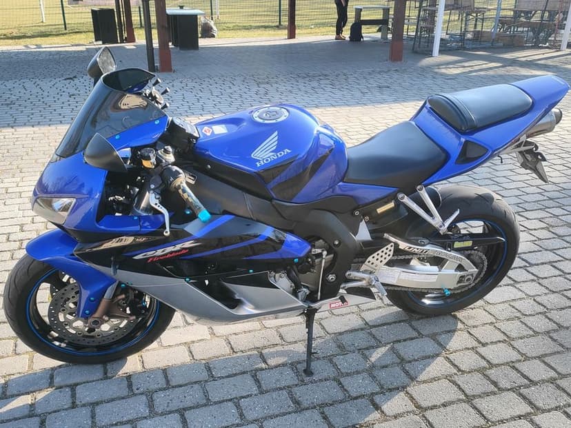 Honda CBR1000RR  czytaj opis