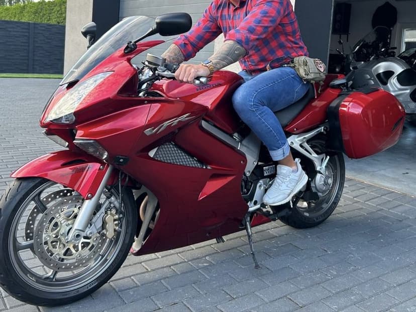 Honda VFR800A 2008 rok z Dual ABS