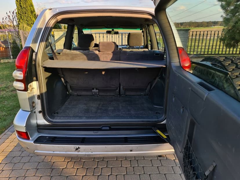 fotele kanapa środek wnętrze komplet 3 drzwi land cruiser 120 d4d lift