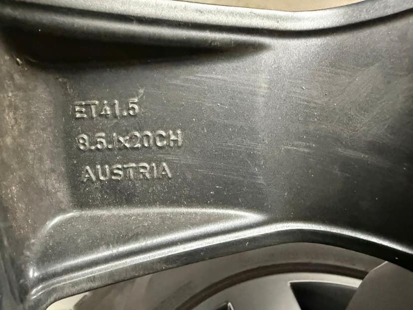 Land Rover Defender kola alu 255/60r20 Pirelli Oryginał 5x120