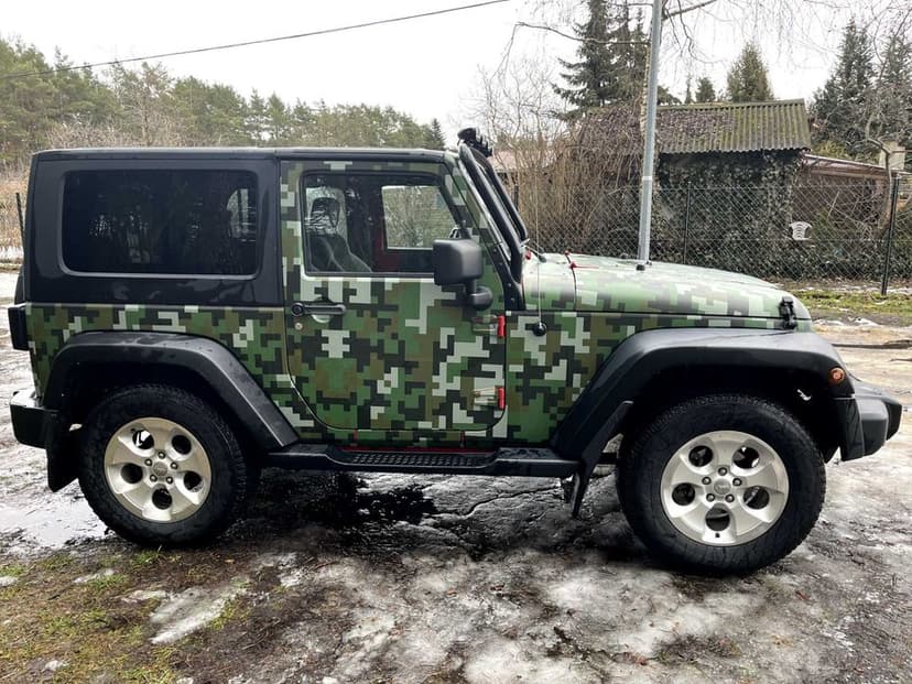 JEEP Wrangler JK 2007 w oryginalnym kamuflażu pikselowym