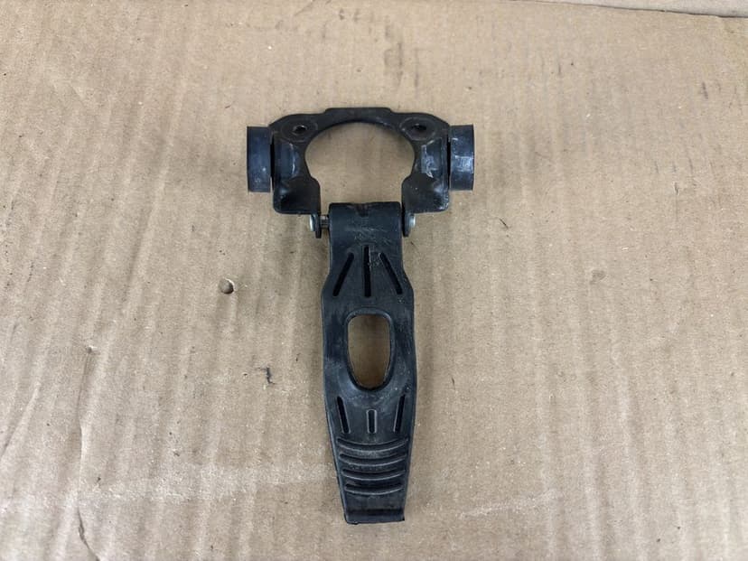 Ducati Monster 821 Przednie Mocowanie Uchwyt Zbiornika Baku 2016 Guma