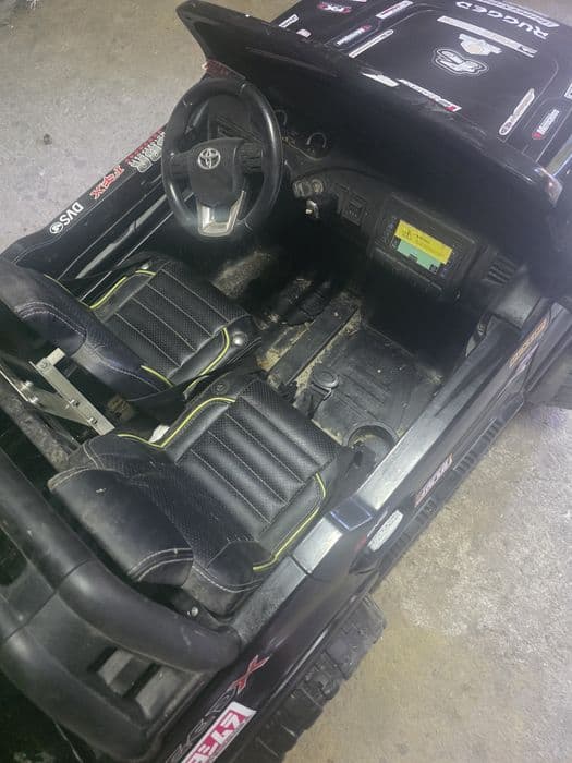 Auto elektryczne dla dzieci Toyota Hilux / 2 osobowe / pilot / mocne /