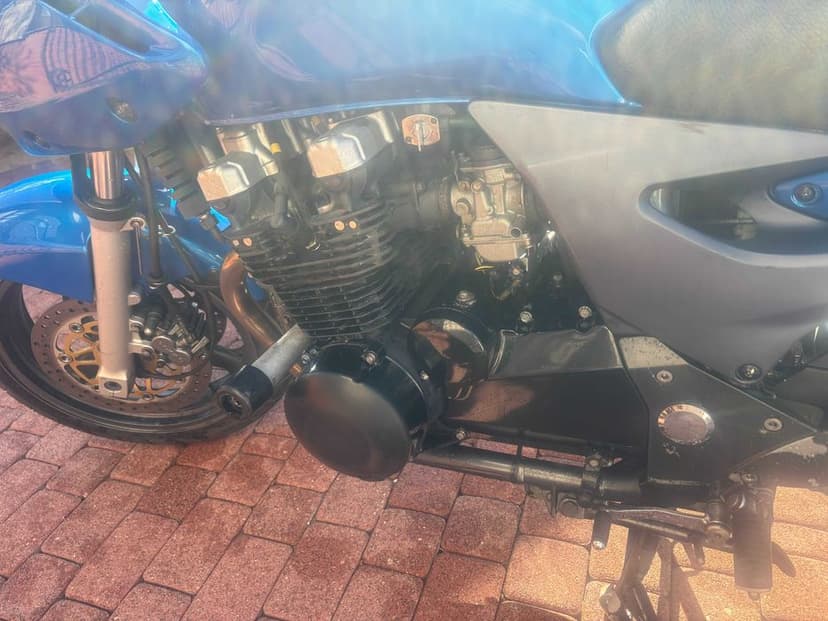 Motocykl Kawasaki ZR-7 idealny stan