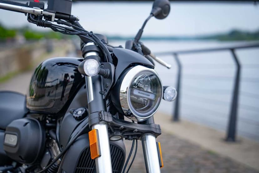 Motocykl Chopper Cruiser QJMOTOR SRV 12V 125cm3 Silnik V4 HIT 2026r