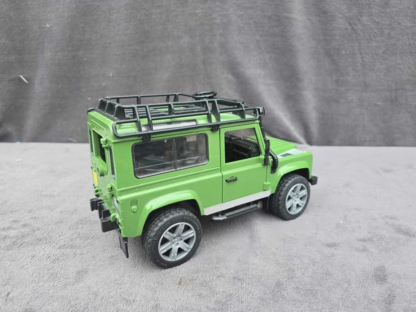 Bruder Land Rover Defender