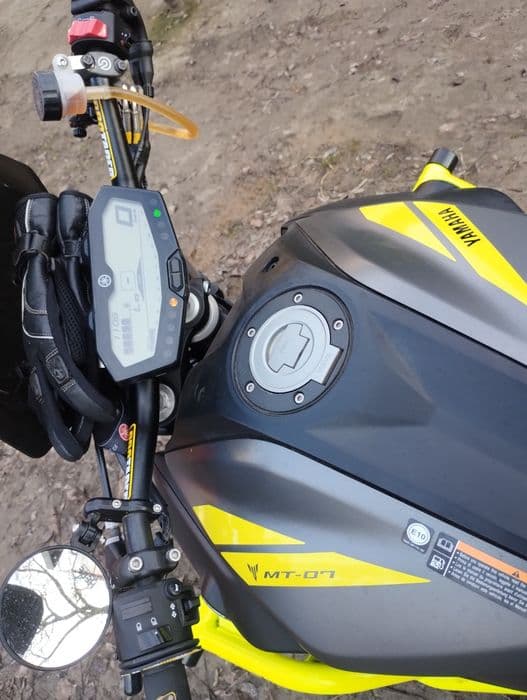 Yamaha MT 07 fluo akrapovic