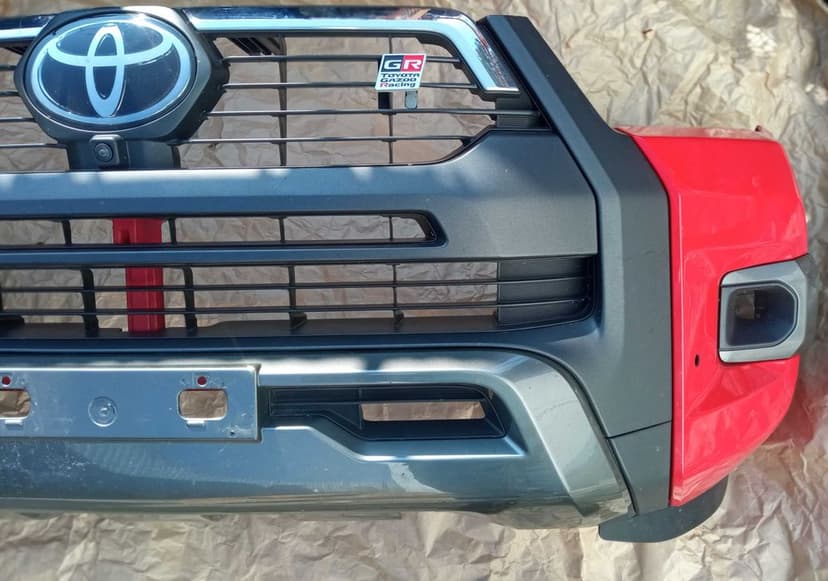 Toyota Hilux 8 Lift Zderzak Przedni Czerwony Invincible Kamera 2020