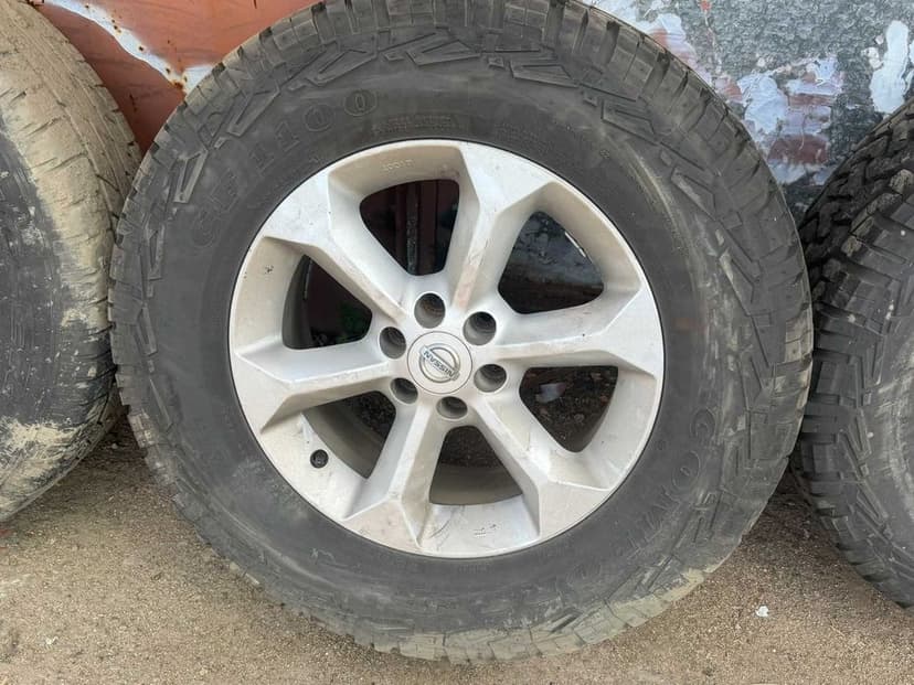 Felgi nissan navara d40 17' + 2 ładne opony