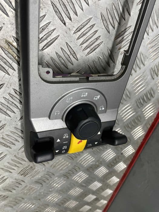 Przełącznik Zawieszenia Panel Land Rover Discovery III 2,7TDV6