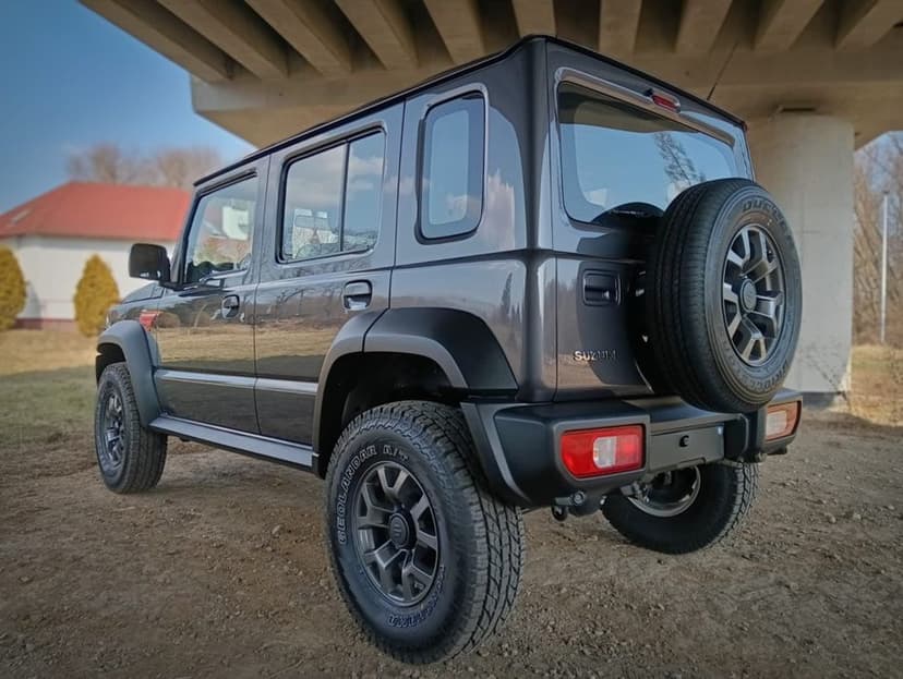 Piękne Suzuki Jimny gotowe do podróży