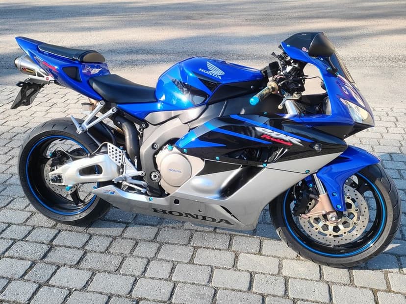 Honda CBR1000RR  czytaj opis