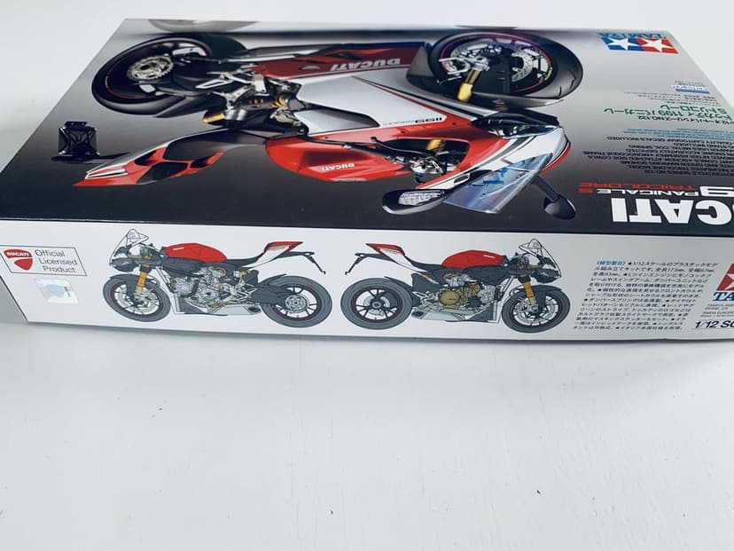 Motor Ducati 1199 Panigale s tricolore model Tamiya 14132