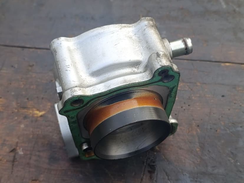 Cylinder Honda CBR 125 jc34 tło któreja silnika silnikowe części C5
